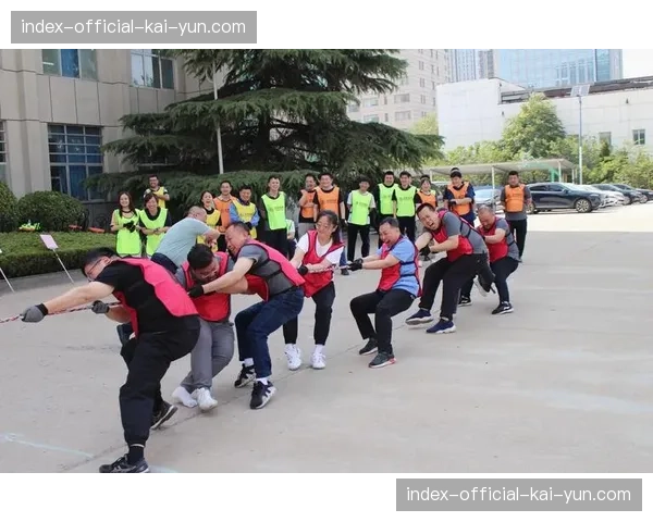 花队与红队比赛颇具娱乐效果，激烈对抗中展现橄榄球魅力