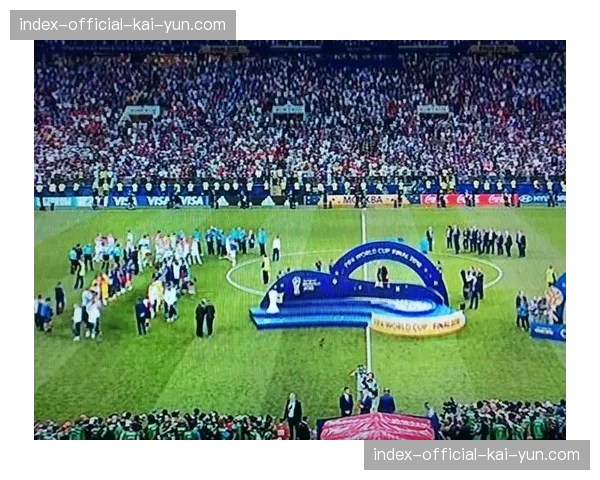 比赛第90分钟，看台上维罗纳小球迷激动落泪