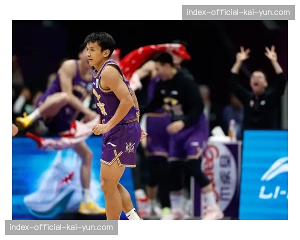 跟随镜头：一位在CBA工作的法国视频剪辑师的比赛日