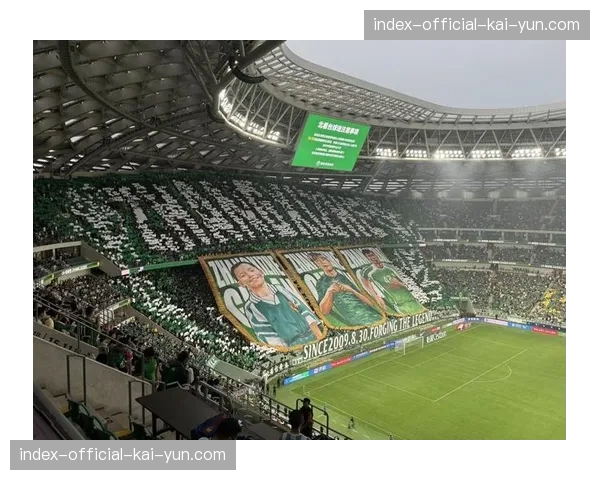 特写：南特主场球迷在第12分钟集体起立鼓掌，致敬已故俱乐部传奇