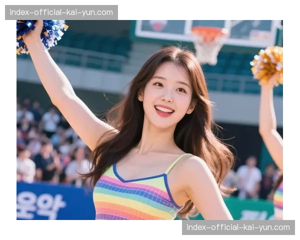 可移动摄像机在中场休息时捕捉啦啦队表演与球员活动细节